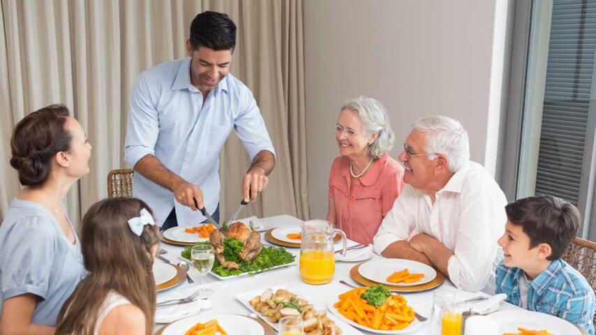 Dîner avec parents et enfants