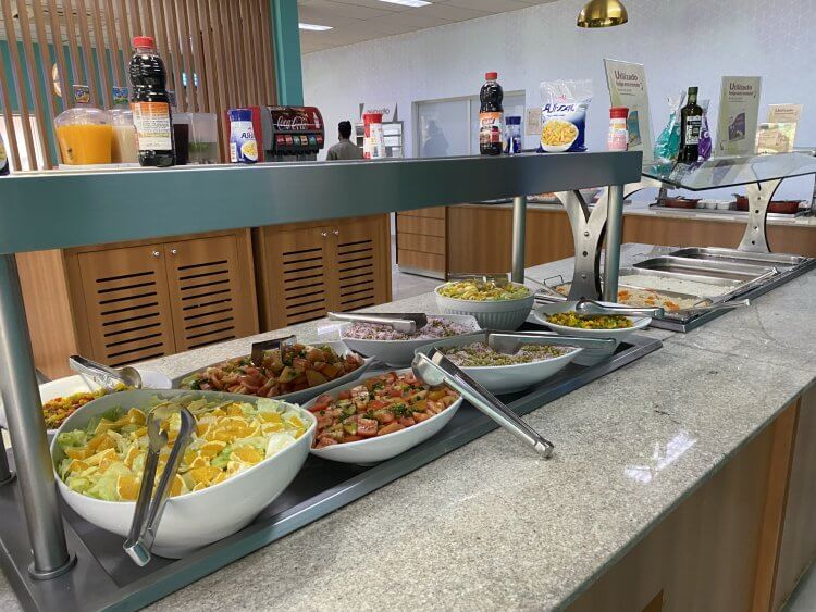 Una muestra de los elementos del menú en una cafetería de ABR, que incluye frutas y verduras frescas, arroz y platos de carne