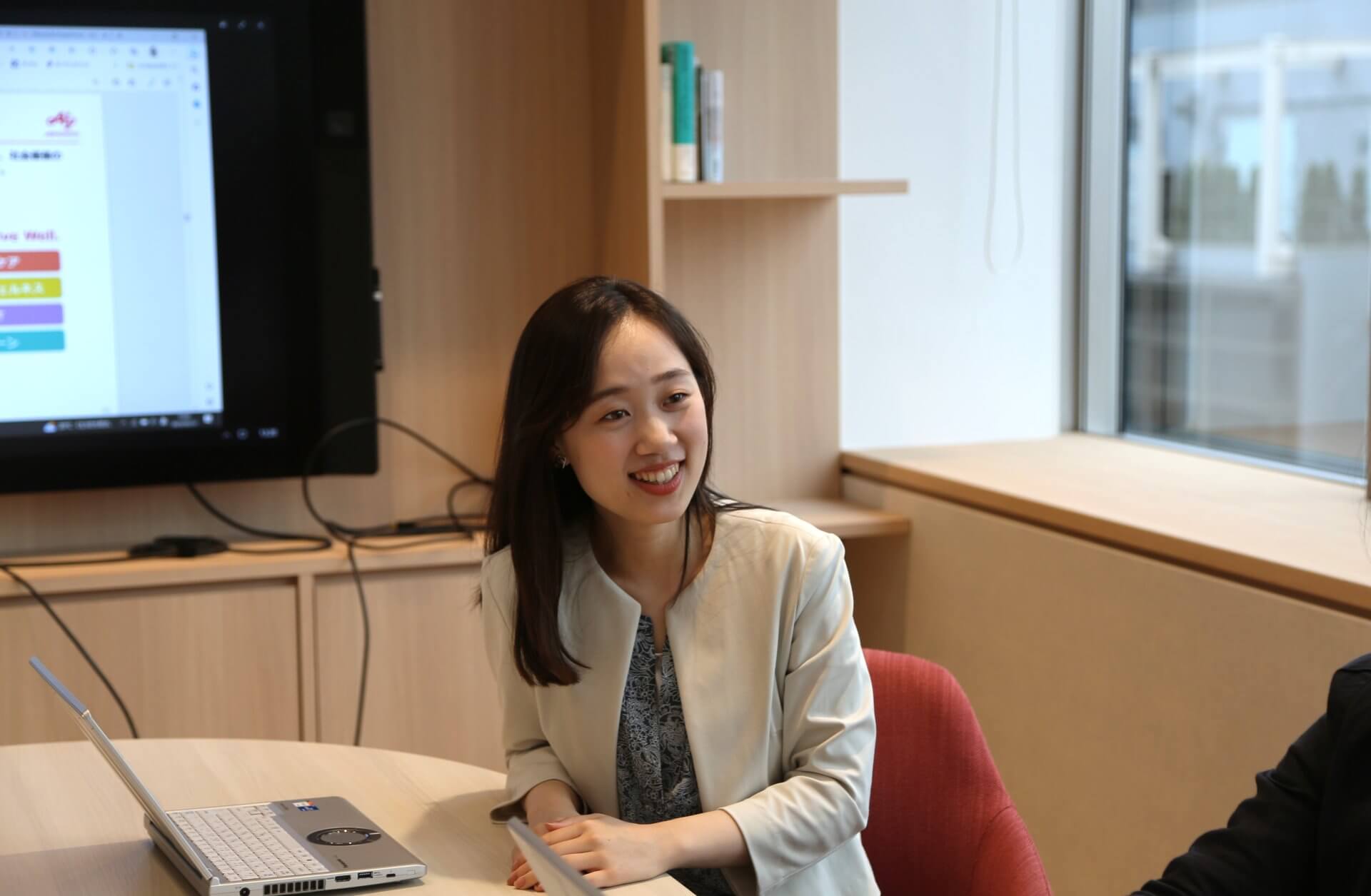 在 Ajinomoto Co. Inc. 工作三年后，Yuna 希望对公司有更广阔的视野，并寻求调到 IR 团队。