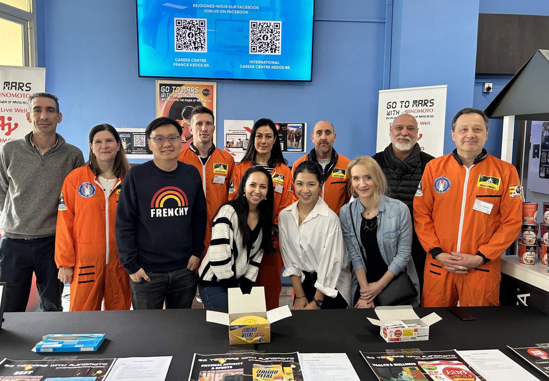 Ornella Silva (au centre à gauche) et Yuka Iino (au centre à droite) avec d'autres membres de l'équipe Go to Mars.