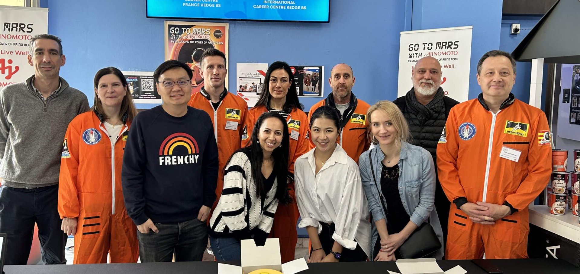 Ornella Silva (au centre à gauche) et Yuka Iino (au centre à droite) avec d'autres membres de l'équipe Go to Mars.