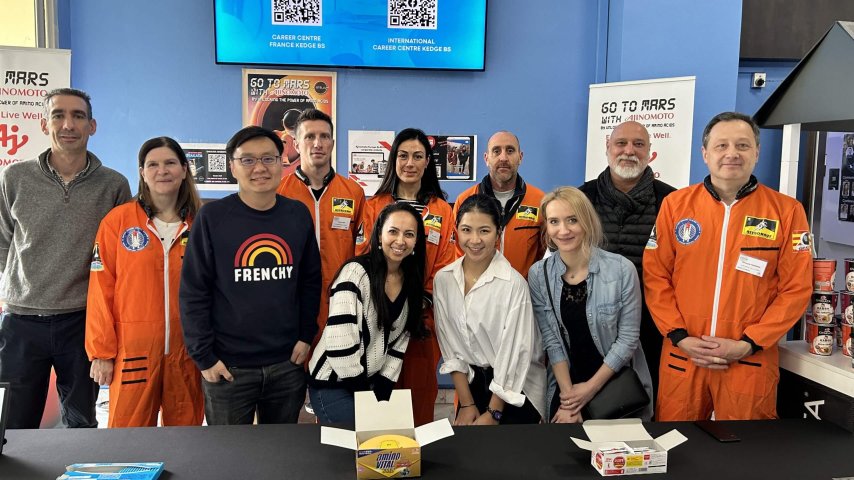 Ornella Silva (centro izquierda) y Yuka Iino (centro derecha) con otros miembros del equipo Go to Mars.