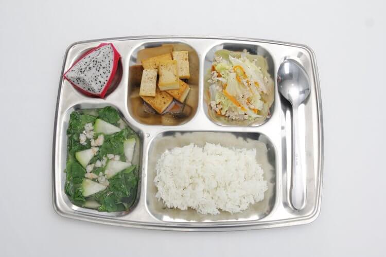 มื้ออาหารของโรงเรียนที่สมดุลทางโภชนาการ