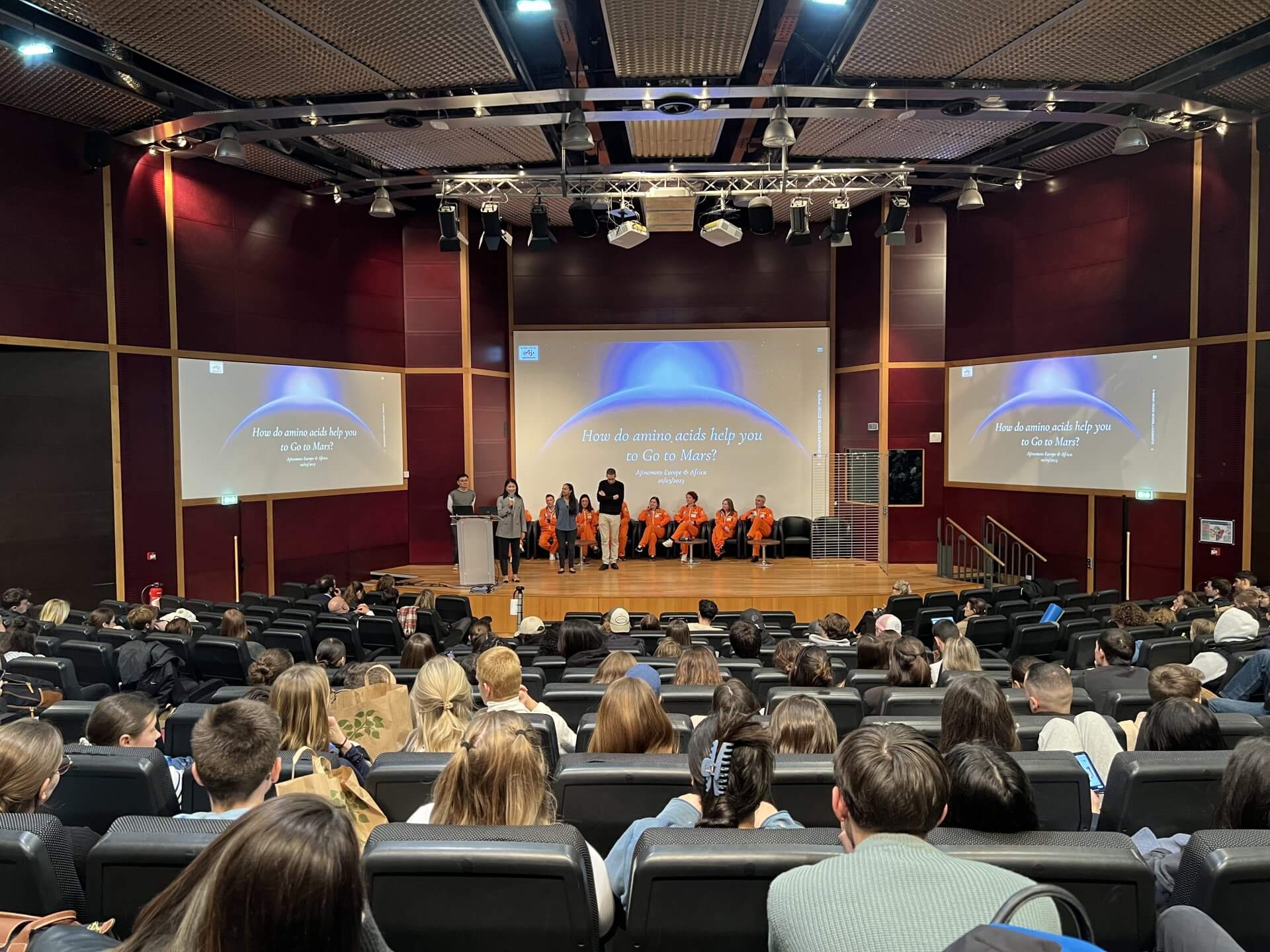 Les étudiants de KEDGE écoutent attentivement la présentation de l'équipe.