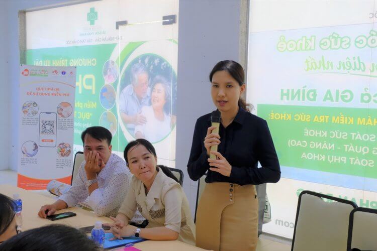 Le chef de section Do Thi Thuy Nhung_of AVN's_PR Department parle au personnel hospitalier du MCP