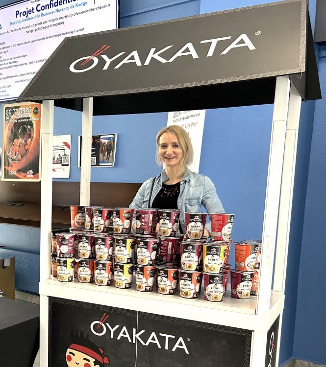 Amostras grátis de OYAKATA® foram distribuídas aos alunos após a apresentação.