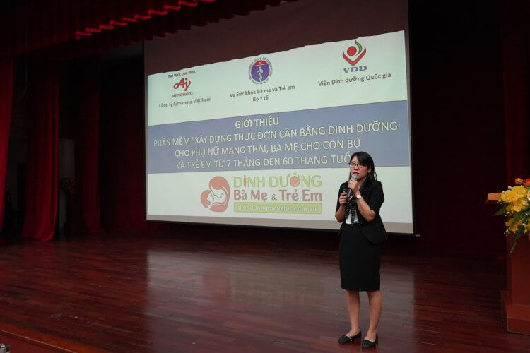 Supervisor Nguyen Thi Diem do Departamento de Relações Públicas da AVN fala na Conferência MCP