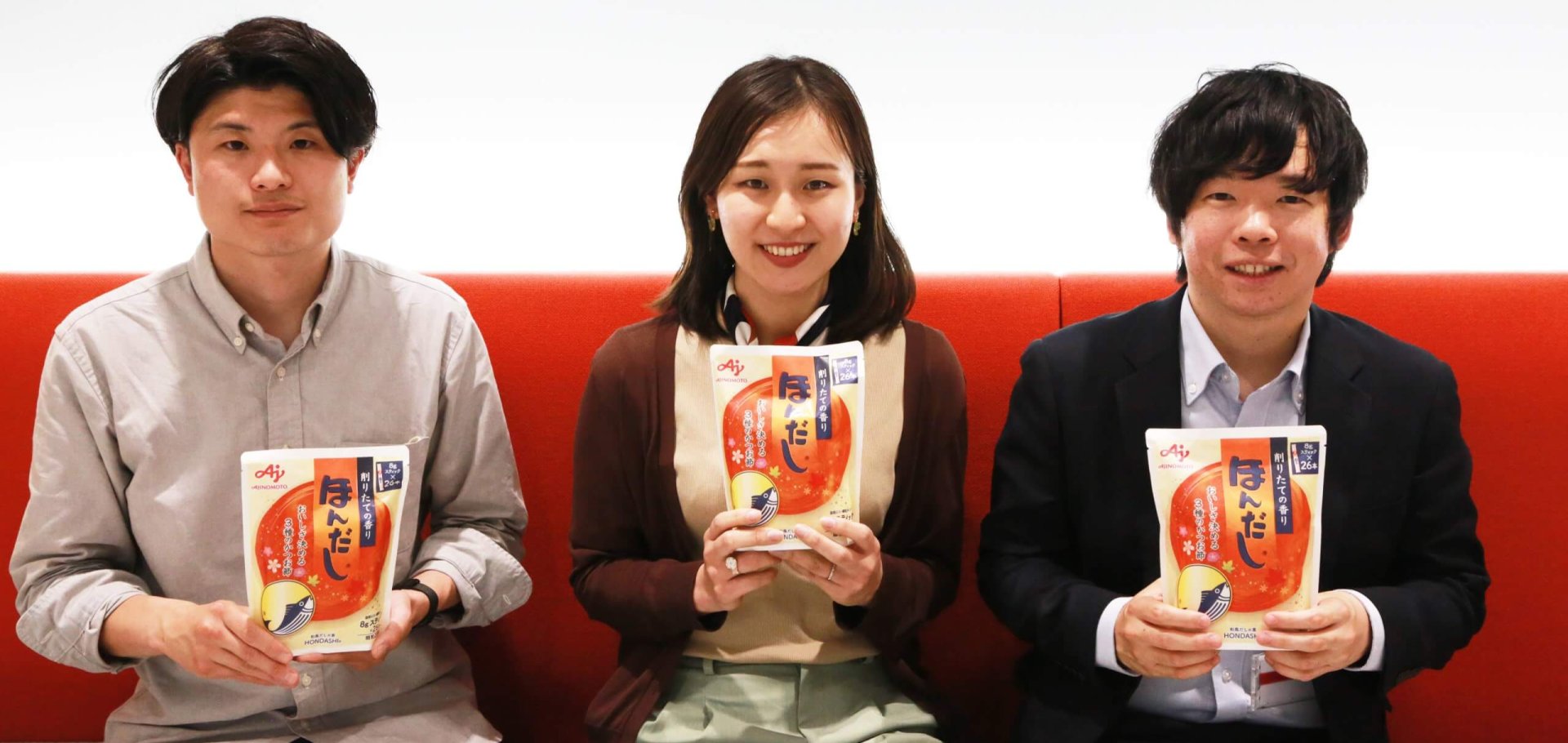 (Desde la izquierda) Yu Iijima del Creative Development Group, Ayaka Mori del Flavor Seasoning Group y Yusuke Honda del Packaging Group