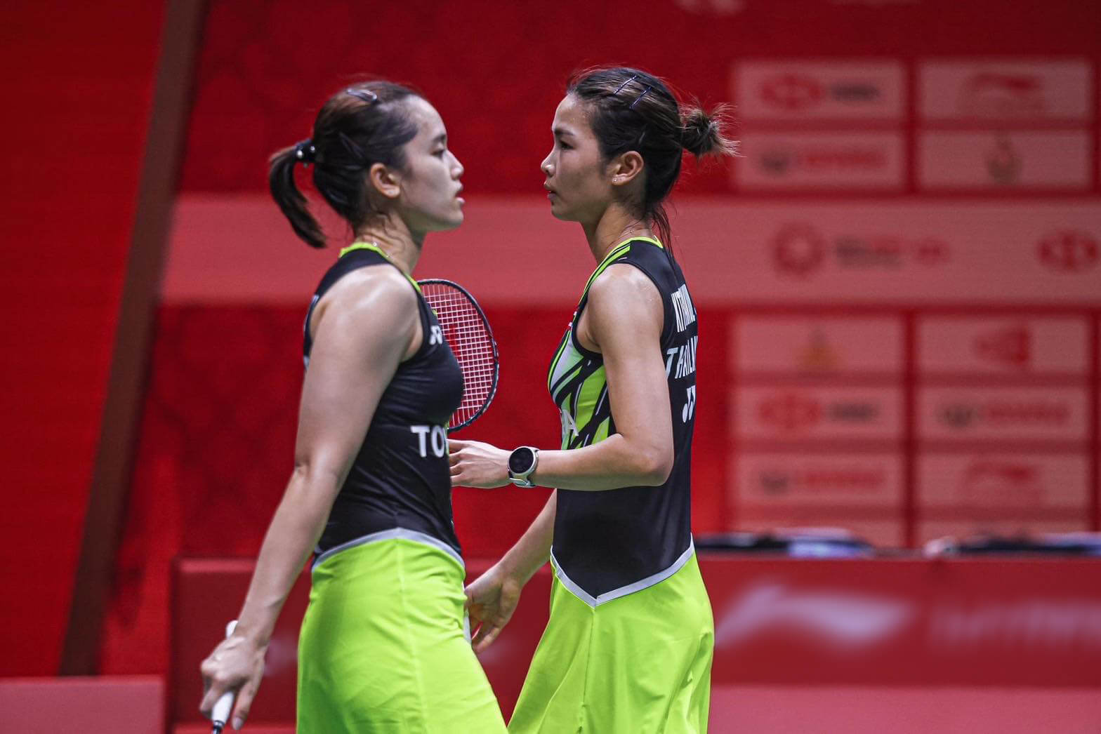 Rawinda Prajongjai (left) and Jongkolphan Kititharakul (right) playing doubles in an international tournament