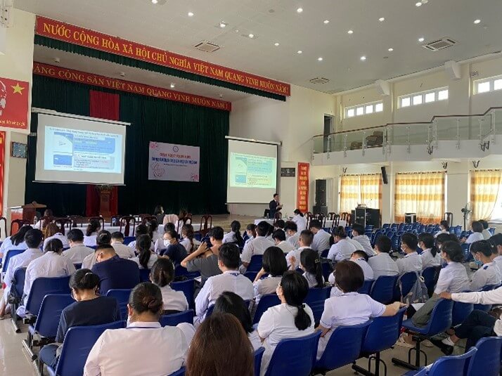 Le personnel d'AVN organise un atelier scientifique sur la délicieuse réduction de sel à l'aide de l'umami en coopération avec l'hôpital Danang pour femmes et enfants.