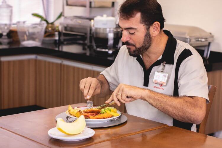 A través de la iniciativa Kachimeshi®, Rogerio Santa Rosa dice que ha comenzado a llevar una dieta más natural rica en frutas, verduras, nueces y té verde.