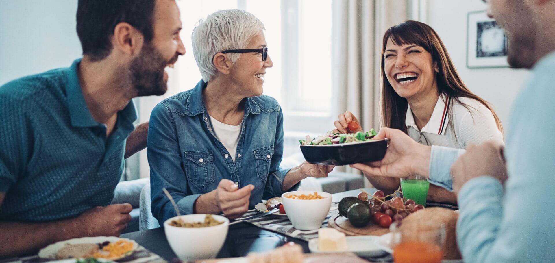 Familia multigeneracional comiendo juntos