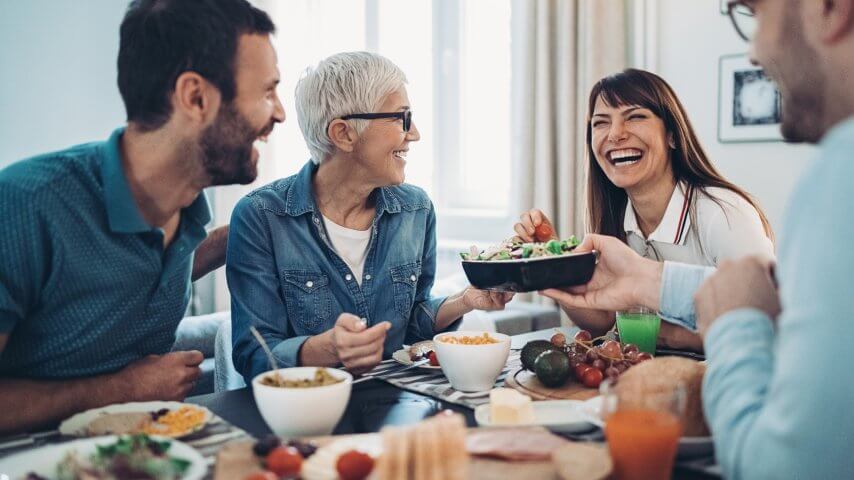 Família de várias gerações comendo juntos