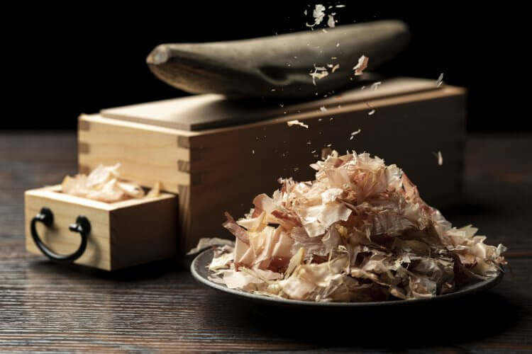 Katsuobushi , Ingrédients de la cuisine japonaise fabriqués en fumant et en fermentant du thon listao.