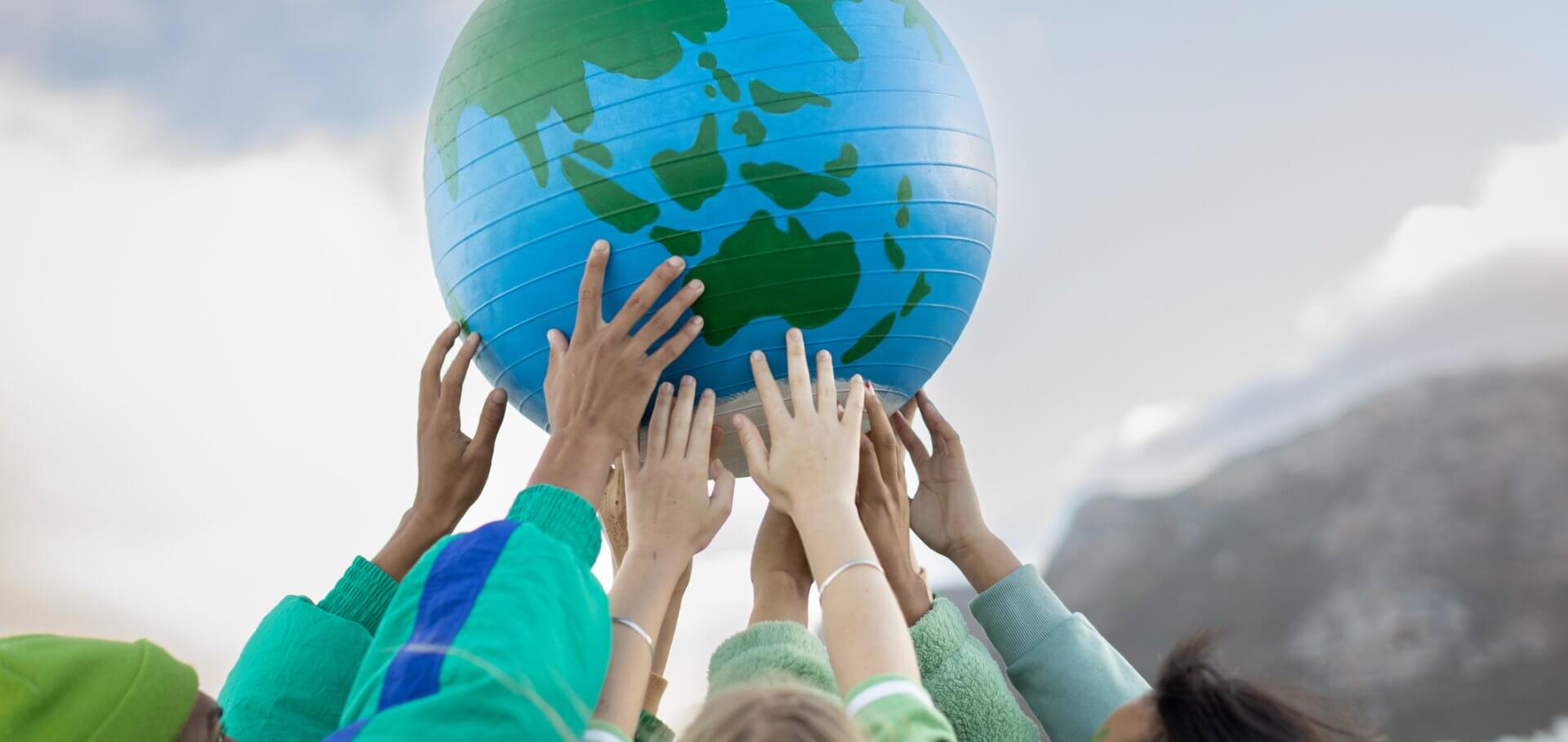 Grupo de adolescentes segurando o mundo