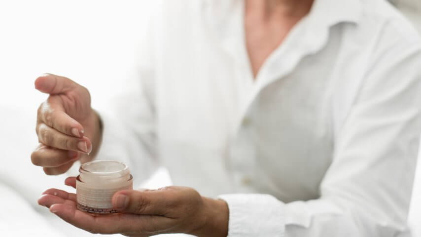 mujer usando crema para la piel