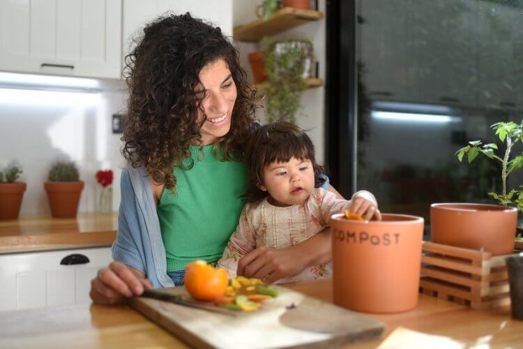 mãe e filha compostagem