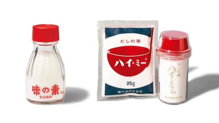 ขวดแก้ว AJI-NO-MOTO® ปี 1951 และซองกระดาษ Umami Dashi Hi-Me® ปี 1962 และขวดแก้ว