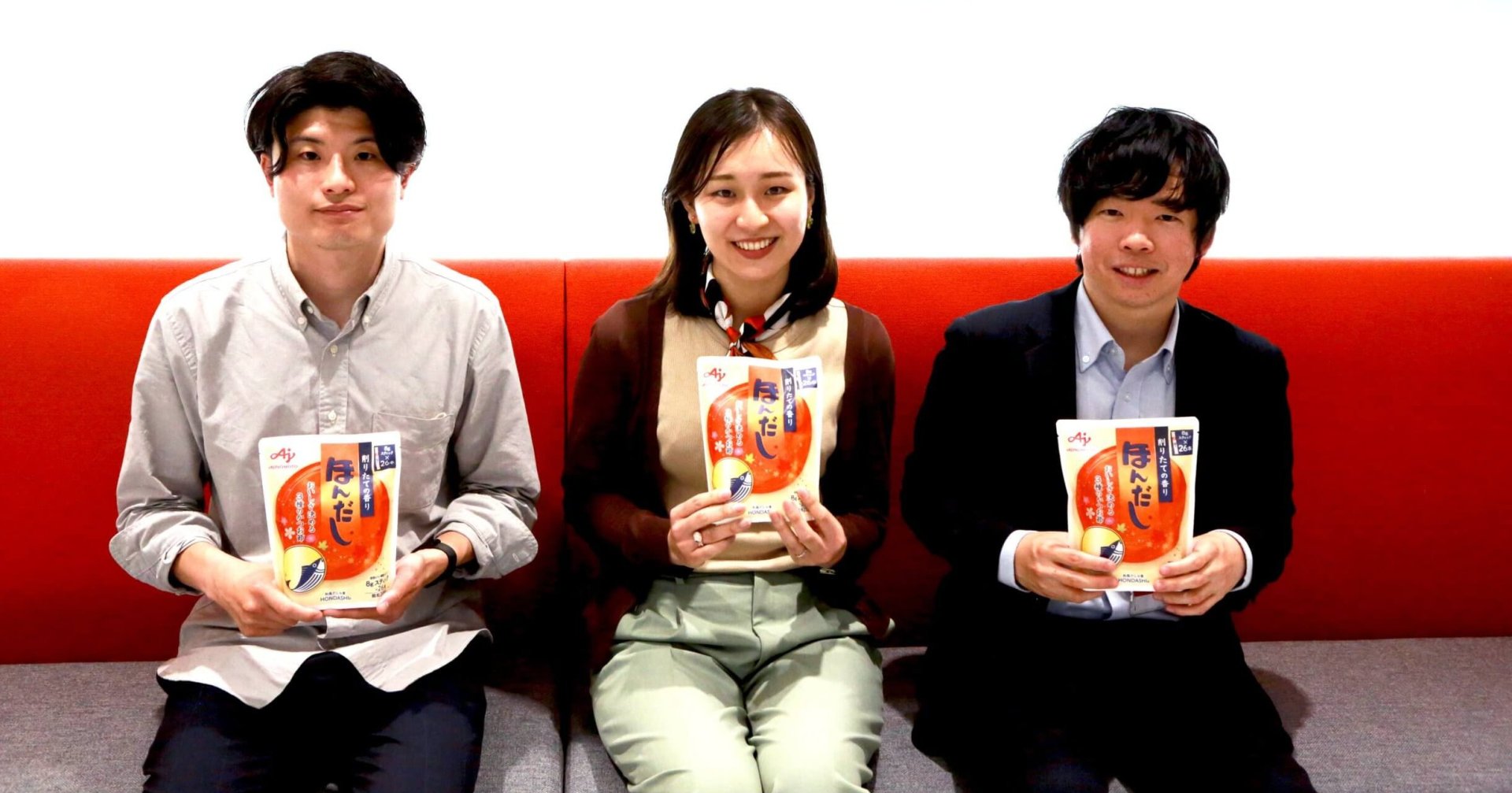 (Da esquerda) Yu Iijima do Creative Development Group, Ayaka Mori do Flavor Seasoning Group e Yusuke Honda do Packaging Group