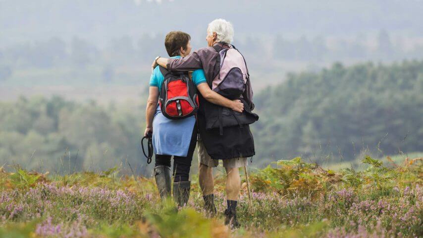 Seguimiento por pareja de ancianos