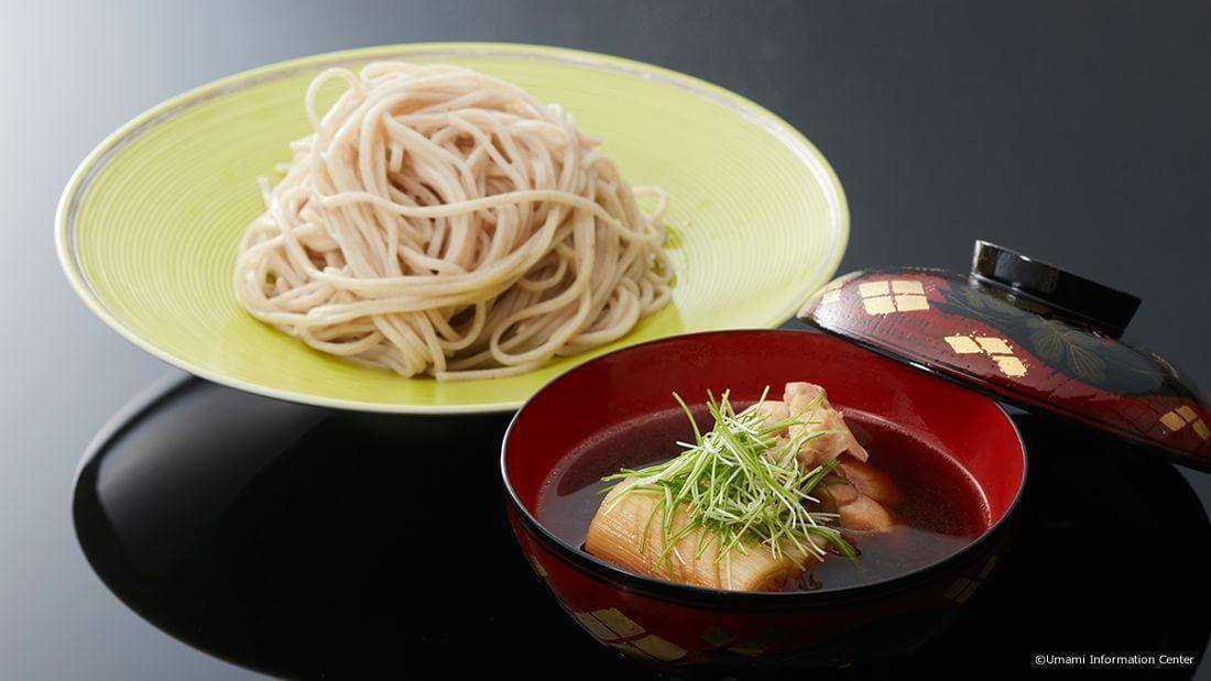 Nouilles soba servies avec sauce Nanban aux oignons verts